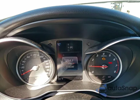 2016 Mercedes-Benz C 300 z USA, uszkodzony, nr VIN 55SWF4JB3GU125570